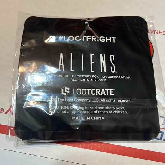 Aliens Bugstomper KEY RING Loot Crate Keychain 2020 Metal *Unopened* - Picture 5 of 5